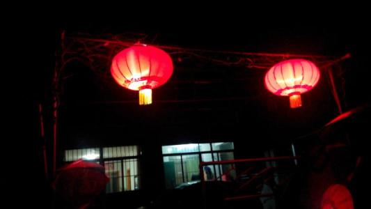 现代化电灯与传统方式纸灯的平衡
