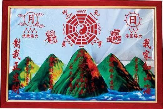 它可不是随便刻俩山画片海的摆件儿