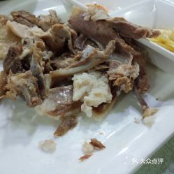 手抓羊肉的吃法