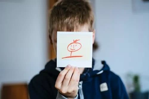 深入解析：男孩取名“译匀”的深层含义与寓意