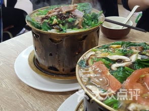 特色美食：香菇烧鸡与石锅鱼