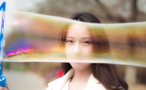 情感波动：不安与期盼并存